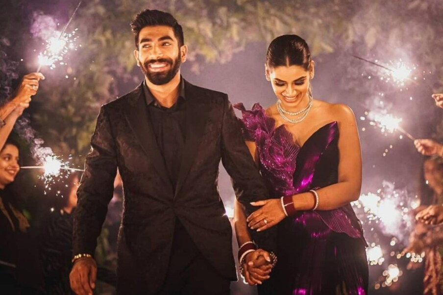  టీమిండియా స్టార్ పేసర్.. జస్ప్రీత్ బుమ్రా (Jasprit Bumrah ) గత నెలలో పెళ్లి పీటలు ఎక్కిన సంగతి తెలిసిందే. టీవి యాంకర్.. సంజనా గణేశన్ (Sanjana Ganesan) ని పెళ్లి చేసుకున్నాడు బుమ్రా. పెళ్లి తర్వాత వాళ్ల విధుల్లో బిజీగా ఉన్నారు ఈ ఇద్దరు దంపతులు. స్పోర్ట్స్ యాంకర్ గా సంజనా విధులు నిర్వహిస్తుండగా స్తుండగా.. ఐపీఎలో బిజీ బిజీగా ఉన్నాడు జస్ప్రీత్ బుమ్రా.