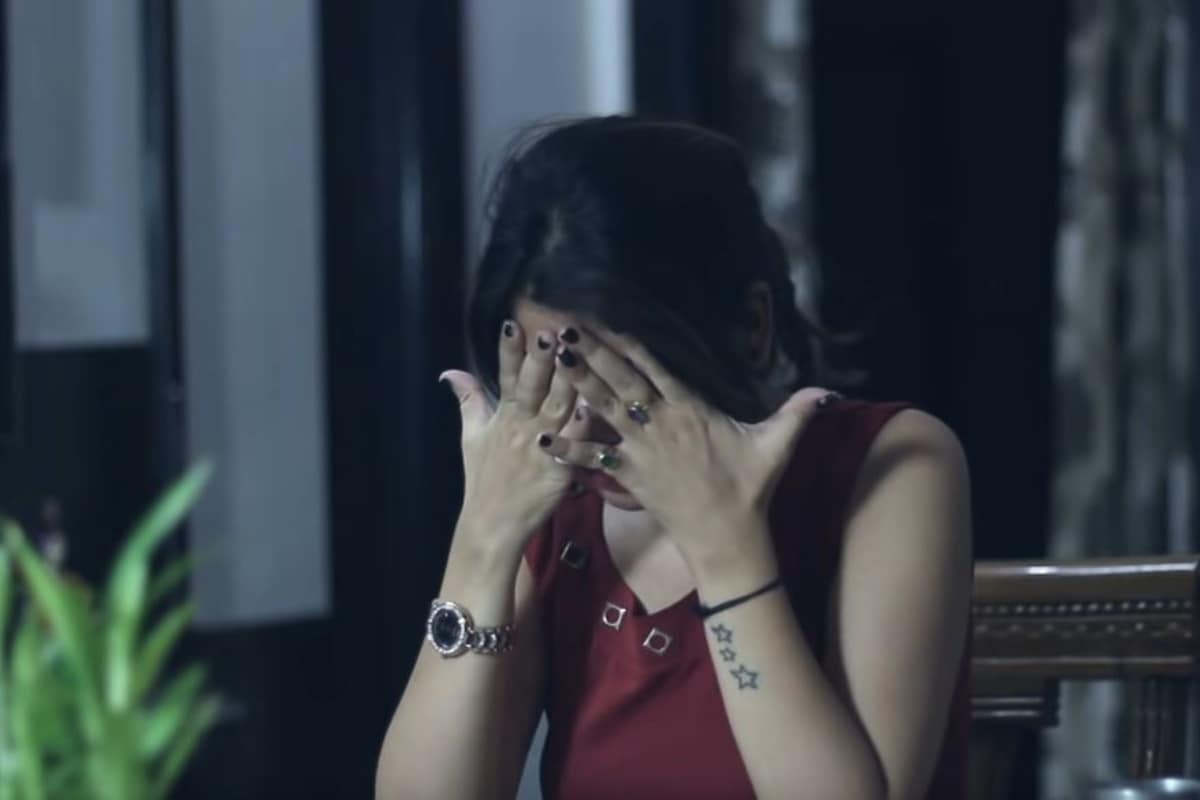  కాగా, రవీంద్రబాబును సీఐ కొట్టారనడం అవాస్తవమని చీరాల డీఎస్పీ శ్రీకాంత్ చెప్పుకొచ్చారు. ఆయన్ను స్టేషన్ కు రప్పించి, బంగారు ఆభరణాలను అతడి వద్ద నుంచి ఆమెకు ఇప్పించారనీ, ఆమె కేసు నమోదు చేయడంతో చర్యలు తీసుకున్నారని చెబుతున్నారు. (ప్రతీకాత్మక చిత్రం)