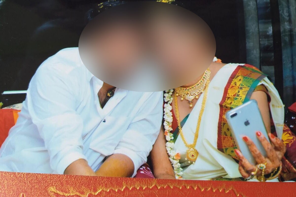  వివరాల్లోకి వెళ్తే.. ఆంధ్రప్రదేశ్ లోని పశ్చిమగోదావరి జిల్లా ఏలూరుకు చెందిన కావలి తారక మహేష్ కు హైదరాబాద్ ఎల్బీనగర్ కు చెందిన ఓ ట్రాన్స్ జెండర్ తో ఫేస్ బుక్ పరిచయం ఏర్పడింది. పరిచయం కాస్తా ప్రేమగా మారడంతో ఇద్దరూ రహస్యంగా పెళ్లి చేసుకున్నారు. ఎల్బీనగర్లోనే ఇద్దరూ సీక్రెట్ గా కాపురం పెట్టారు.