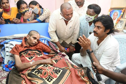జనసేన అధినేత పవన్ కళ్యాణ్  మరోసారి పెద్ద మనసు చాటుకున్నారు.. అనారోగ్యంతో బాధపడుతున్న అభిమాని ఇంటికి స్వయంగా వెళ్లిన ఆయన.. 5 లక్షల రూపాయల ఆర్థిక సాయం అందించారు.