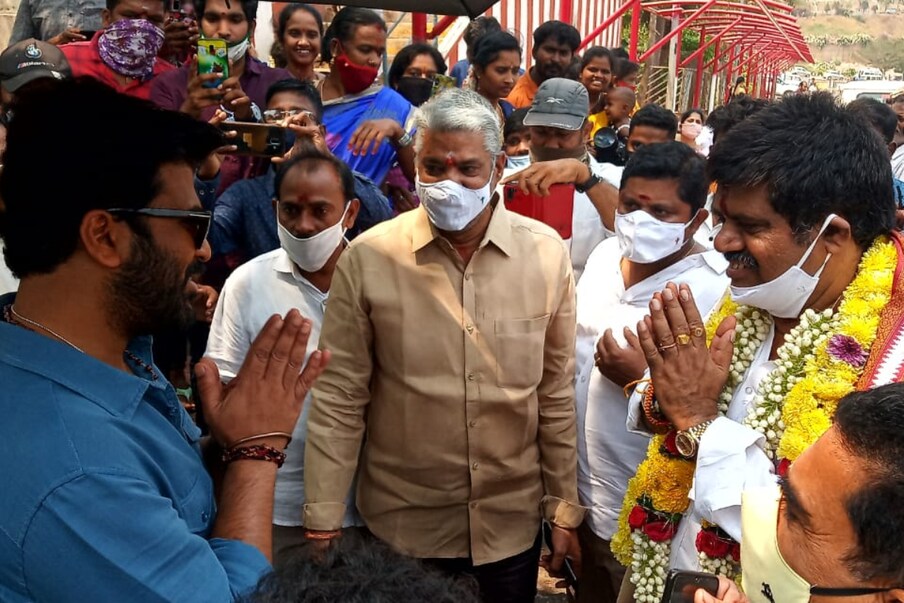  విశాఖపట్నంలోని సింహాచలంలోని కొండపై అపన్న సన్నిధిలో మహా సముద్రం సినిమా షూటింగ్‌ సందడి నెలకొంది. హీరో శర్వానంద్, హీరోయిన్‌ అదితీరావు హైదరీ తదితరులపై ఆలయప్రాంగణంలోని ధ్వజస్తంభం, కల్యాణ మండపంలో కొన్ని సన్నివేశాలను దర్శకుడు అజయ్‌భూపతి చిత్రీకరించారు.
