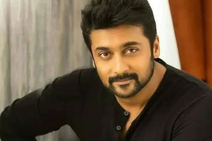  సూర్య: తమిళ స్టార్ యంగ్ హీరో సూర్య. తమిళం కంటే ఎక్కువగా తెలుగు లో నటించి మంచి సక్సెస్ అందుకొని స్టార్ హీరోగా నిలిచాడు. అంతేకాకుండా విపరీతమైన ఫాలోయింగ్ ను కూడా పెంచుకున్నాడు. ఇప్పటికే పలు సినిమాలలో అవకాశాలు అందుకుంటూనే ఉన్నాడు. 