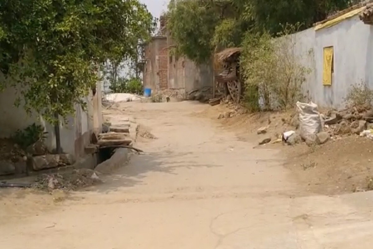  ఆంద్ర ప్రదేశ్ లో మళ్లీ లాక్ డౌన్ తప్పేలా లేదు. ప్రస్తుతం నమోదు అవుతున్న కేసులు ఆందోళనకు గురి చేస్తున్నాయి. ఇప్పటికే కొన్ని ప్రాంతాల్లో కఠిన ఆంక్షలు అమలు చేస్తున్నారు. వ్యాపారులు కూడా స్వచ్ఛందంగా లాక్ డౌన్ కోసం ముందుకు వస్తున్నారు. రాబోయే రోజుల్లో కేసులు రెట్టింపు అయితే అన్ని చోట్ల ఇదే తరహా ఆంక్షలు అమలయ్యే ప్రమాదం ఉంది. 