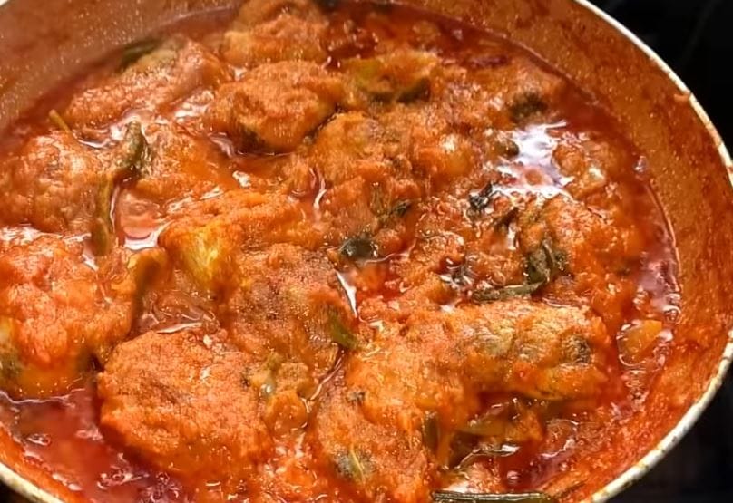  గ్రేవీ కర్రీ కోసం నూనె 1 టేబుల్ స్పూన్, ఉల్లిపాయలు 3 (పెద్దగా కట్ చేసుకోవాలి), ఉప్పు కొద్దిగా, మళ్లీ... నూనె 2 టేబుల్ స్పూన్లు, అల్లం వెల్లుల్లి పేస్టు 1 టీ స్పూన్, టమాటాలు 5 (పేస్టులా చేసి ఉంచుకోవాలి), 10 కరివేపాకులు, 2 పచ్చిమిర్చి (కోసినవి), కొత్తిమీర, సరిపడా ఉప్పు, కారం 1 టేబుల్ స్పూన్, కొబ్బరి పాలు 1 కప్పు, చింతపండు రసం 1 టేబుల్ స్పూన్, కొత్త మీర కొద్దిగా (image credit - youtube)