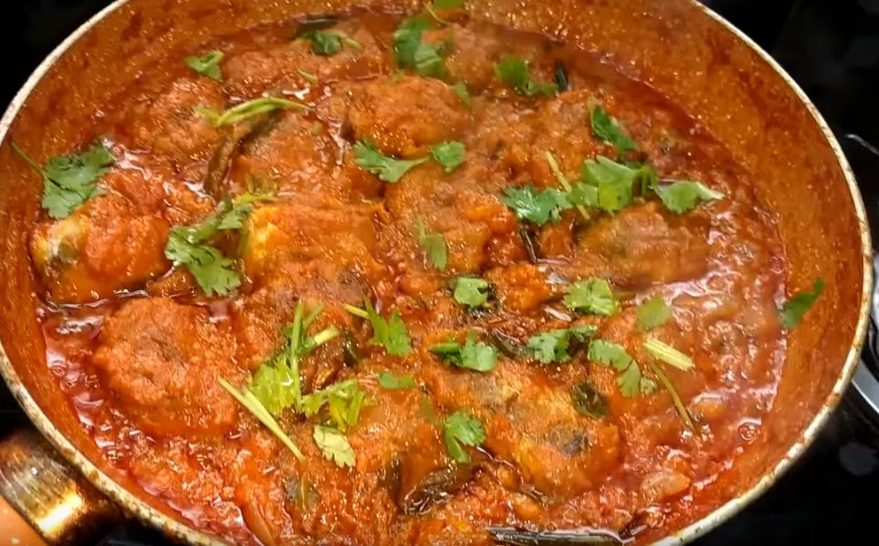  గ్రేవీ టైప్ కాబట్టి... ముందుగా చేప ముక్కల్ని ఫ్రై చేస్తారు. ఆ తర్వాత గ్రేవీ తయారుచేస్తారు. ఏం చేసినా టేస్ట్ మాత్రం చాలా బాగుంటుంది. మరి ఎలా తయారుచెయ్యాలో తెలుసుకుందాం. (image credit - youtube)