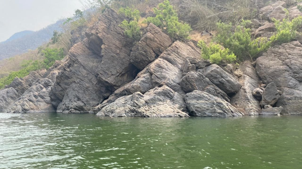  అక్కడి నుంచి బోట్ల ద్వారా దేవీపట్నం, పేరంటాళ్లపల్లి, పాపికొండలు, భద్రాచలం వంటి ప్రాంతాలకు తీసుకెళ్తారు. రెండు రోజుల టూర్ కు ఎంపిక చేసిన చోట నైట్ స్టే కల్పిస్తారు. టూర్ పూర్తైన తర్వాత మళ్లీ రాజమండ్రిలోనే డ్రాప్ చేస్తారు.