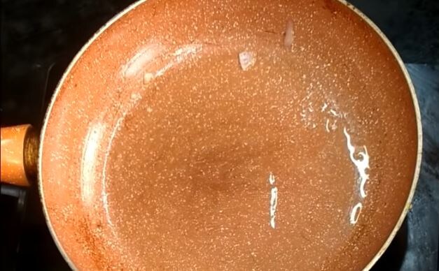  ఇప్పుడు ప్యాన్‌లో 2 టేబుల్ స్పూన్ల ఆయిల్ వెయ్యాలి. (image credit - youtube)