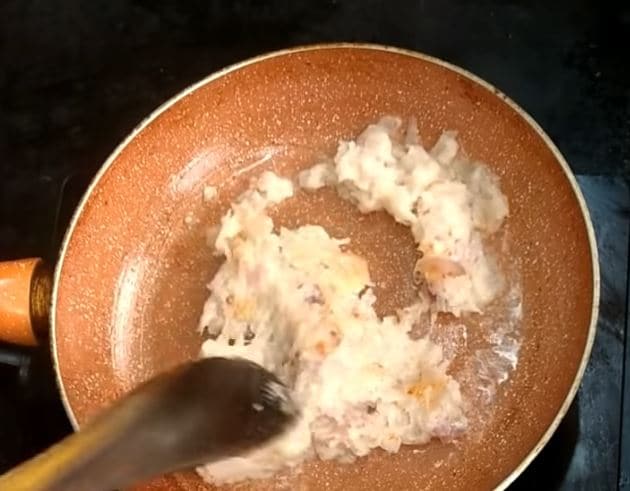  నూనె వేడి అయ్యాక ఉల్లిపాయల పేస్టును అందులో వెయ్యాలి. (image credit - youtube)