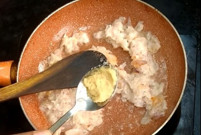  మళ్లీ అల్లం వెల్లుల్లి పేస్టు 1 టీ స్పూన్ వెయ్యాలి. కొన్ని నిమిషాలపాటూ వేపాలి. (image credit - youtube)