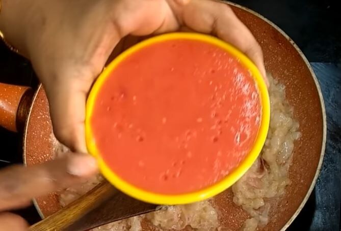  ముందుగానే 5 టమాటాలను పేస్టులా చేసి ఉంచుకోవాలి. (image credit - youtube)