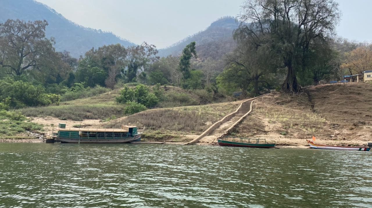  ఆకట్టుకుంటున్న పాపికొండలు అందాలు