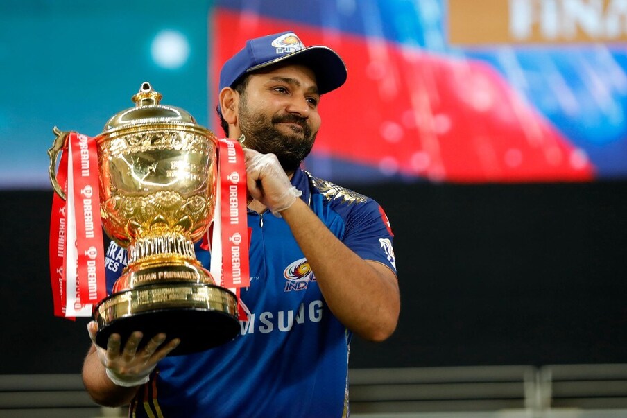  4. రోహిత్ శర్మ (Rohit Sharma) : సిక్సర్ల క్లబ్ లో ఈ పేరు లేకపోతే ఆశ్చర్యపోవాలి. హిట్ మ్యాన్ బ్యాటింగ్ గురించి ప్రత్యేకంగా చెప్పుకోవాలా. తన స్టైలిష్ హిట్టింగ్ తో అలవోకగా స్టాండ్స్ లోకి సిక్సులు తరలిస్తుంటాడు. తనదైనా రోజునా ఏ బౌలర్ అయినా సరే.. రోహిత్ బ్యాటింగ్ ముందు తేలిపోవాల్సిందే. ఐపీఎల్ లో రోహిత్ శర్మ ఇప్పటివరకు 213 సిక్సర్లు కొట్టాడు. మరో మూడు సిక్సర్లు బాదితే ధోనీ రికార్డును సమం చేస్తాడు. ముంబైకి ఐదు టైటిళ్ల అందించిన రోహిత్.. ఈ ఏడాది కూడా మరో టోర్నీ తన ఖాతాలో వేసుకోవాలని ఉవ్విల్లూరుతున్నాడు.