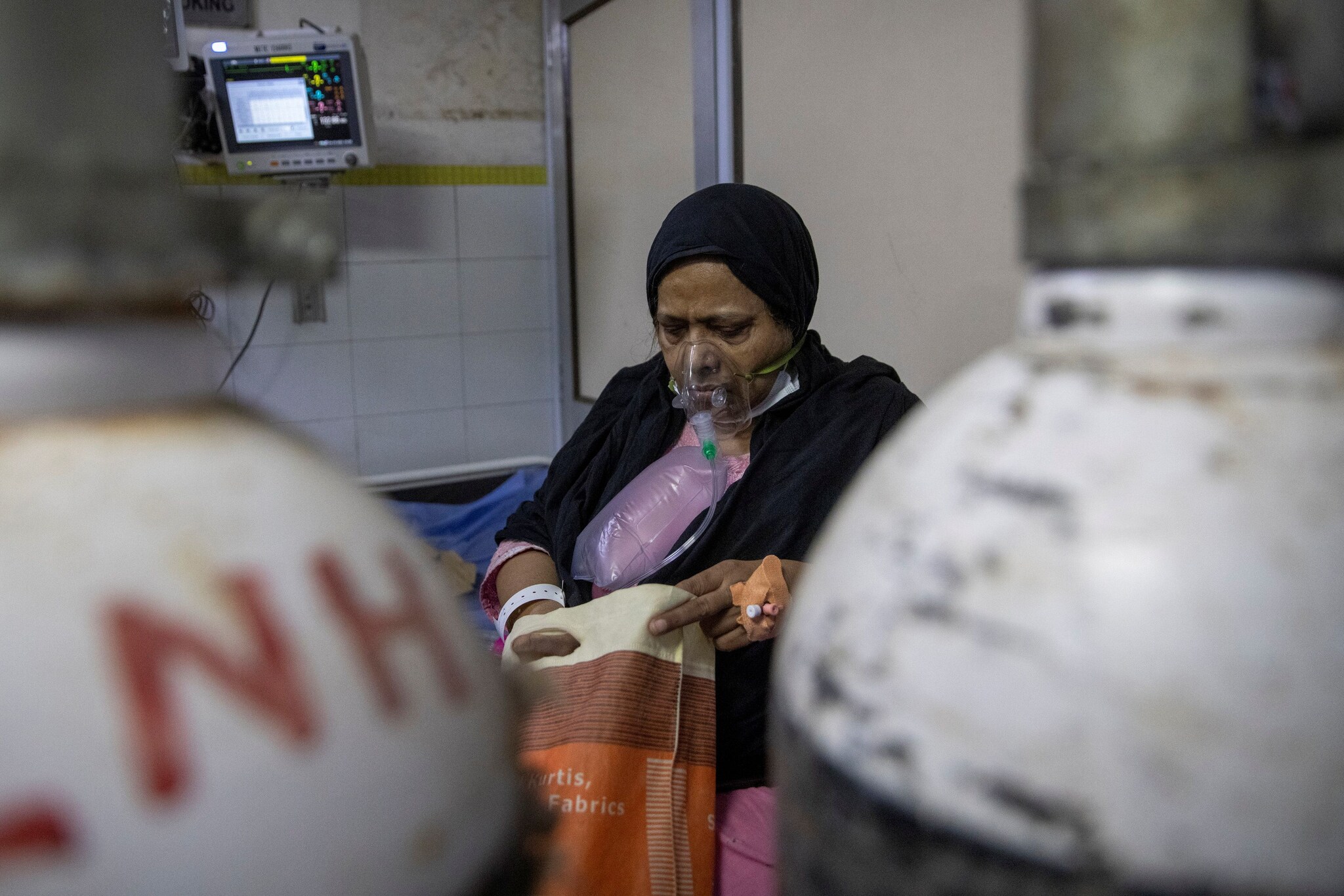  కరోనావైరస్ వ్యాధితో బాధపడుతున్న రోగి (కోవిడ్ -19) లోక్ నాయక్ జై ప్రకాష్ (ఎల్‌ఎన్‌జెపి) ఆసుపత్రిలోని క్యాజువాలిటీ వార్డులో చికిత్స పొందుతున్నాడు REUTERS/Danish Siddiqui