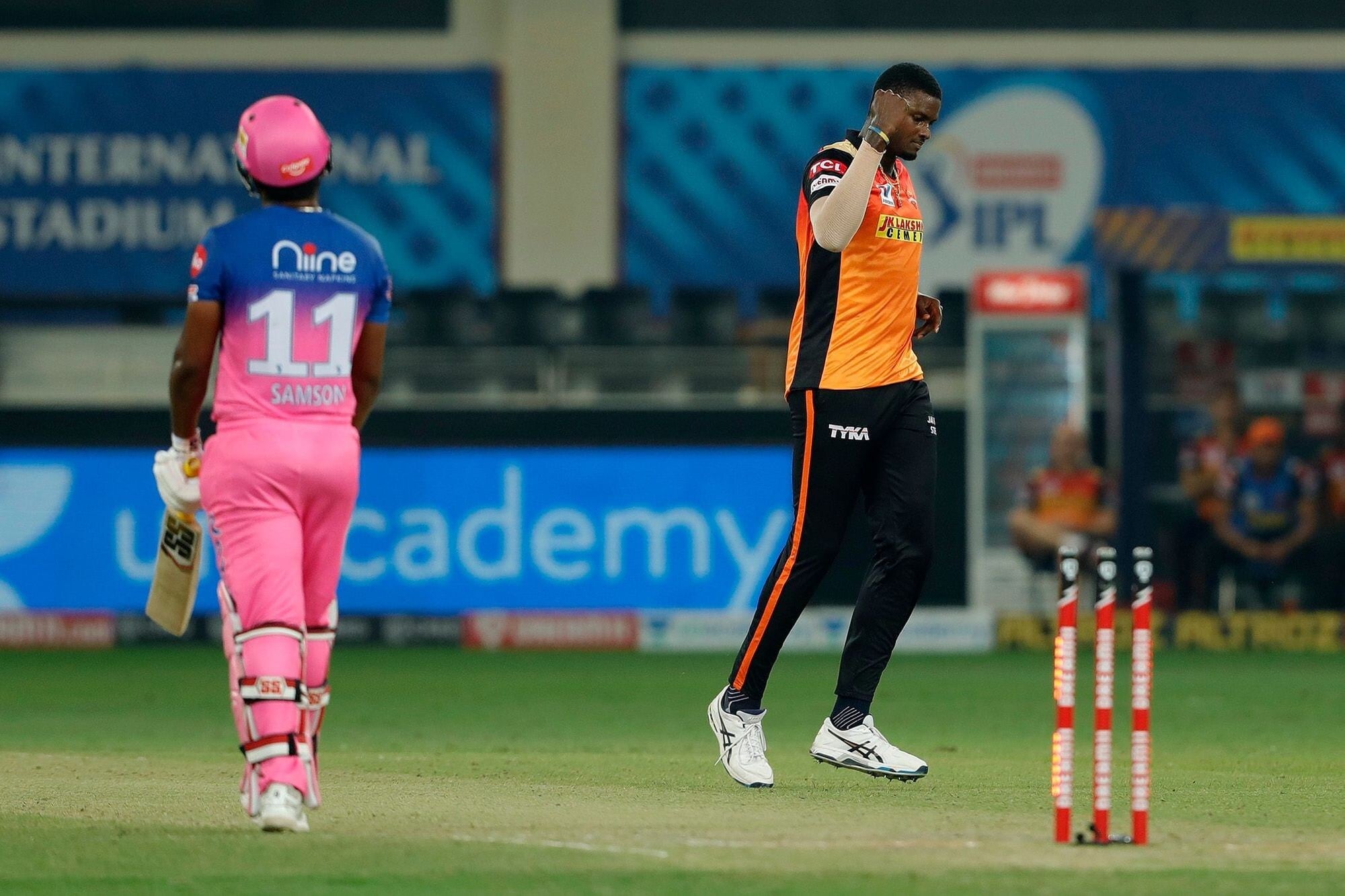  జాసన్ హోల్డర్