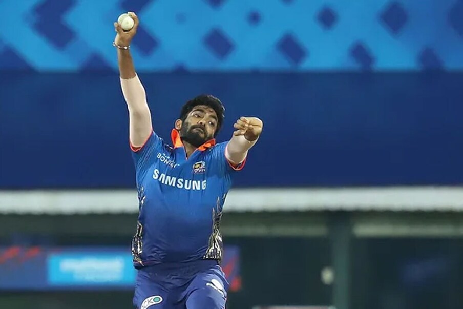  స్టార్ బౌలర్ జస్‌ప్రీత్ బుమ్రా(Jasprit Bumrah) ను సైతం ముంబై ఇండియన్స్ రిటైన్ చేసుకుంటుంది. ఈ తరం క్రికెట్‌లో బుమ్రా అత్యుత్తమ టీ-20 పేసర్. టీ20 ఫార్మాట్‌లో అతని బౌలింగ్ అసాధారణం. ఈ యార్కర్ల కింగ్ ఇప్పటికే 99 ఐపీఎల్ మ్యాచ్‌ల్లో 24.14 సగటుతో 115 వికెట్లు తీశాడు. ముంబై విజయాల్లో బుమ్రాది కీలక పాత్ర.