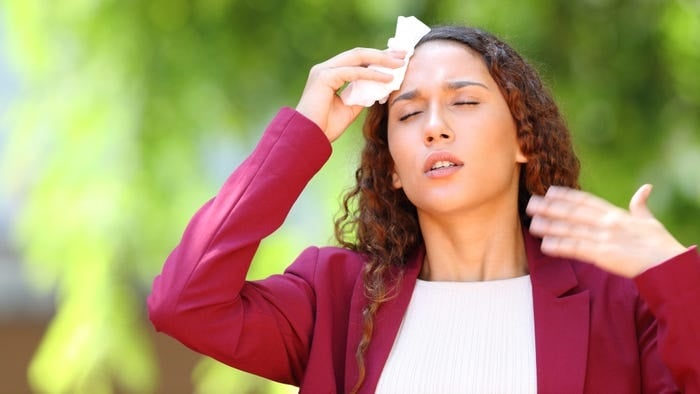  వీలైనంతవరకూ ఉదయం 11 గంటల తర్వాతా సాయంత్రం 3లోపు ఇంట్లోంచీ లేదా ఆఫీసు లోంచీ బయటకు వెళ్లకపోవడం మేలు. ఈ సమయంలో బయట తిరిగితే... ఆ వేడికి... కచ్చితంగా హీట్ స్ట్రెస్ ఏర్పడుతుంది. తప్పనిసరై వెళ్లాల్సి వస్తే గొడుకు, టోపీ లాంటివి వాడాలి. హీట్ స్ట్రెస్ వచ్చినప్పుడు తల లోపల బండరాయిని పెట్టినట్లు బలంగా బరువుగా ఉంటుంది. దాన్ని తగ్గించుకోవడానికి మందులు వాడటం కంటే... నిద్రపోవడం బెస్ట్ ఆప్షన్.