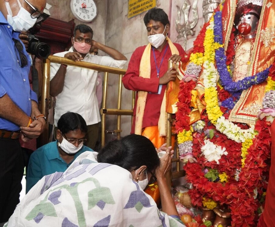  మమతా బెనర్జీ జనరల్‌గా పూజలు, వ్రతాలకు దూరంగా ఉంటారు. ఈసారి మాత్రం ఆమె... తారామాతను దర్శించి... అమ్మవారి కాళ్లపై పడి మొక్కుకున్నారు. రాష్ట్రంలో కరోనా కేసులు పెరిగిపోతున్నాయనీ... ప్రజలను అమ్మవారే కాపాడాలని కోరారు.