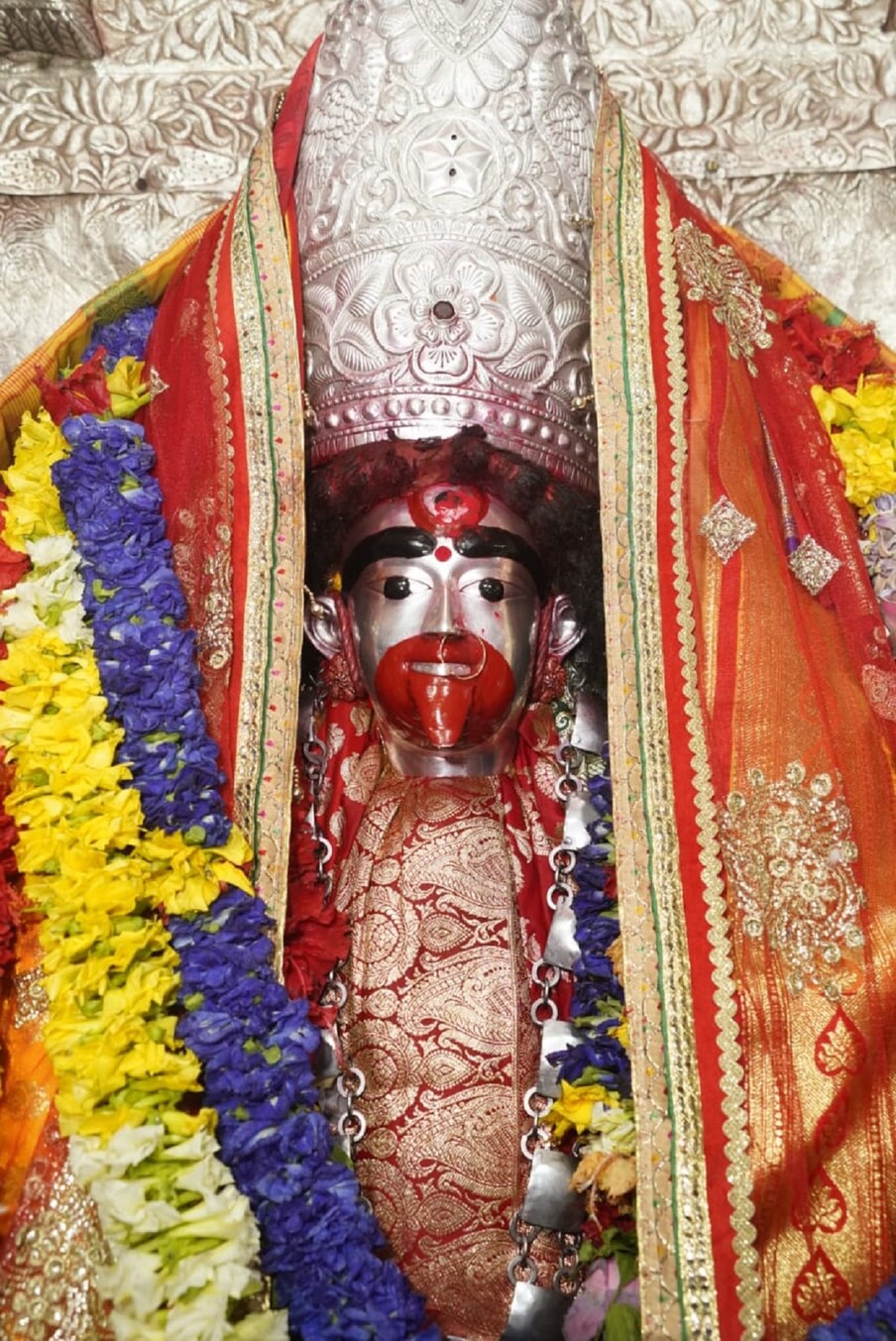 "బెంగాల్‌లో ప్రతి ఒక్కరూ సంతోషంగా ఉండాలని నా తల్లిని కోరుకున్నాను. తల్లి దీవెనలతో ప్రతి కుటుంబం సంతోషంగా ఉంటుందని భావిస్తున్నాను. ఈ కరోనా భూమిని వదిలిపోవాలని కోరుకున్నాను" అని మమతా బెనర్జీ తెలిపారు.