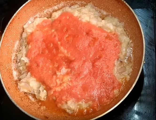  దాన్ని ఉల్లిపాయల పేస్టులో వెయ్యాలి. (image credit - youtube)