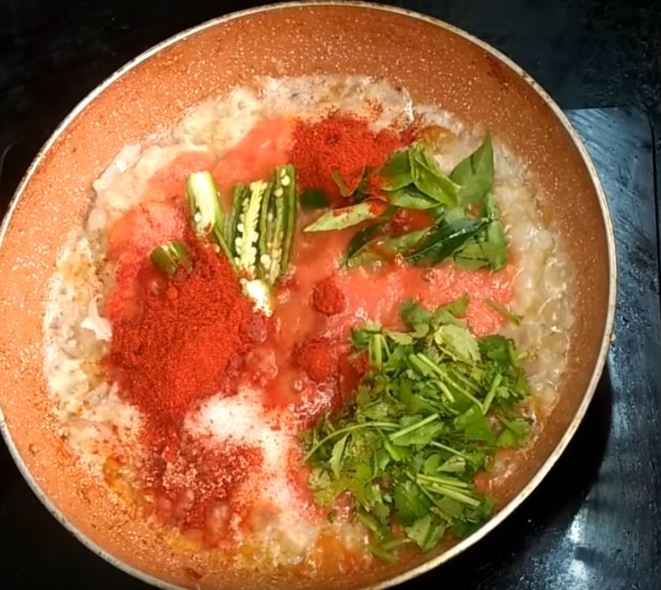  వెంటనే 10 కరివేపాకులు, 2 పచ్చిమిర్చి (కోసినవి), కొత్తిమీర, సరిపడా ఉప్పు, కారం 1 టేబుల్ స్పూన్, వెయ్యాలి. (image credit - youtube)