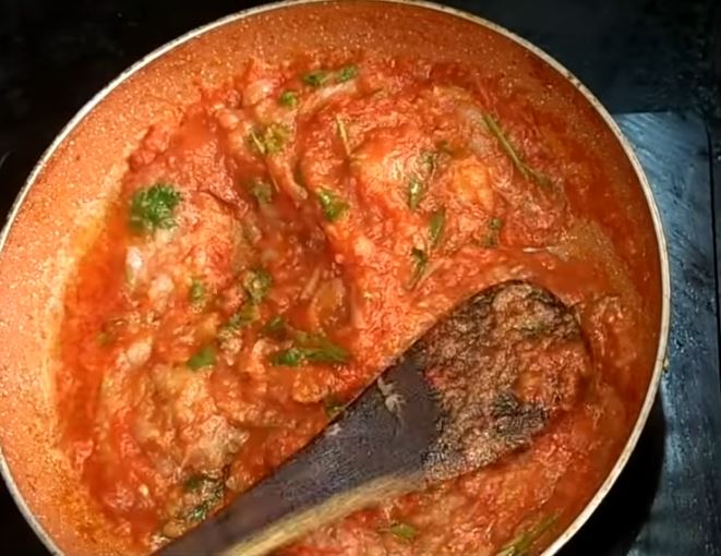  పచ్చి వాసన పోయే వరకూ బాగా కలపాలి. (image credit - youtube)