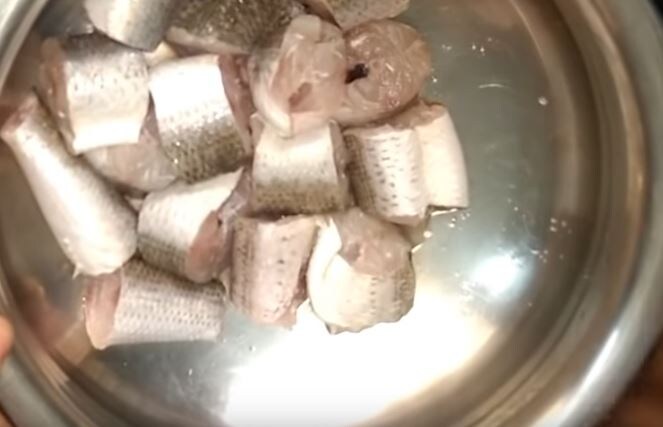  Fish Gravy Curry తయారీ విధానం: ముందుగా ఓ 15 చేప ముక్కలు రెడీ చేసుకోండి. అవి ఏవైనా పర్వాలేదు. (image credit - youtube)