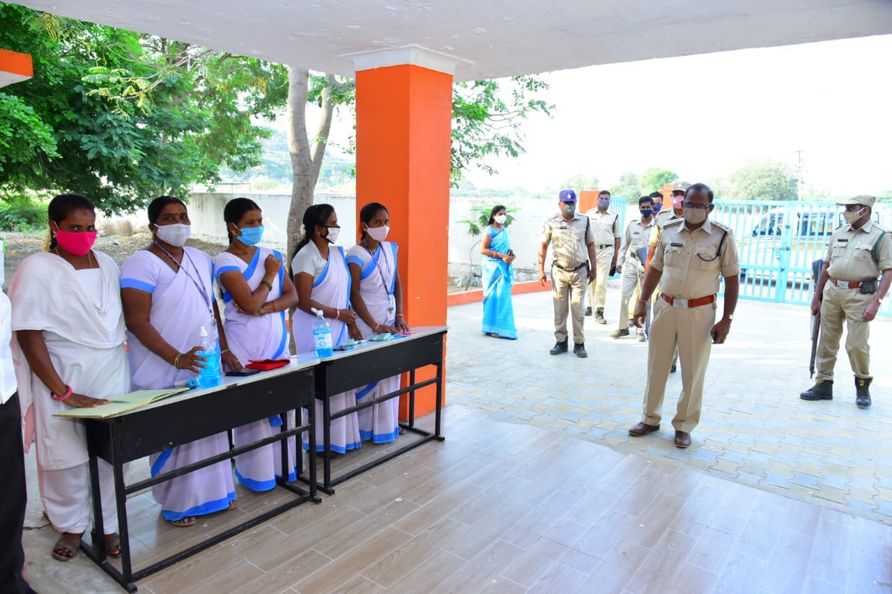  పోలింగ్ కేంద్రాల వద్ద కొవిడ్ మార్గదర్శకాలను పాటిస్తున్నారు.