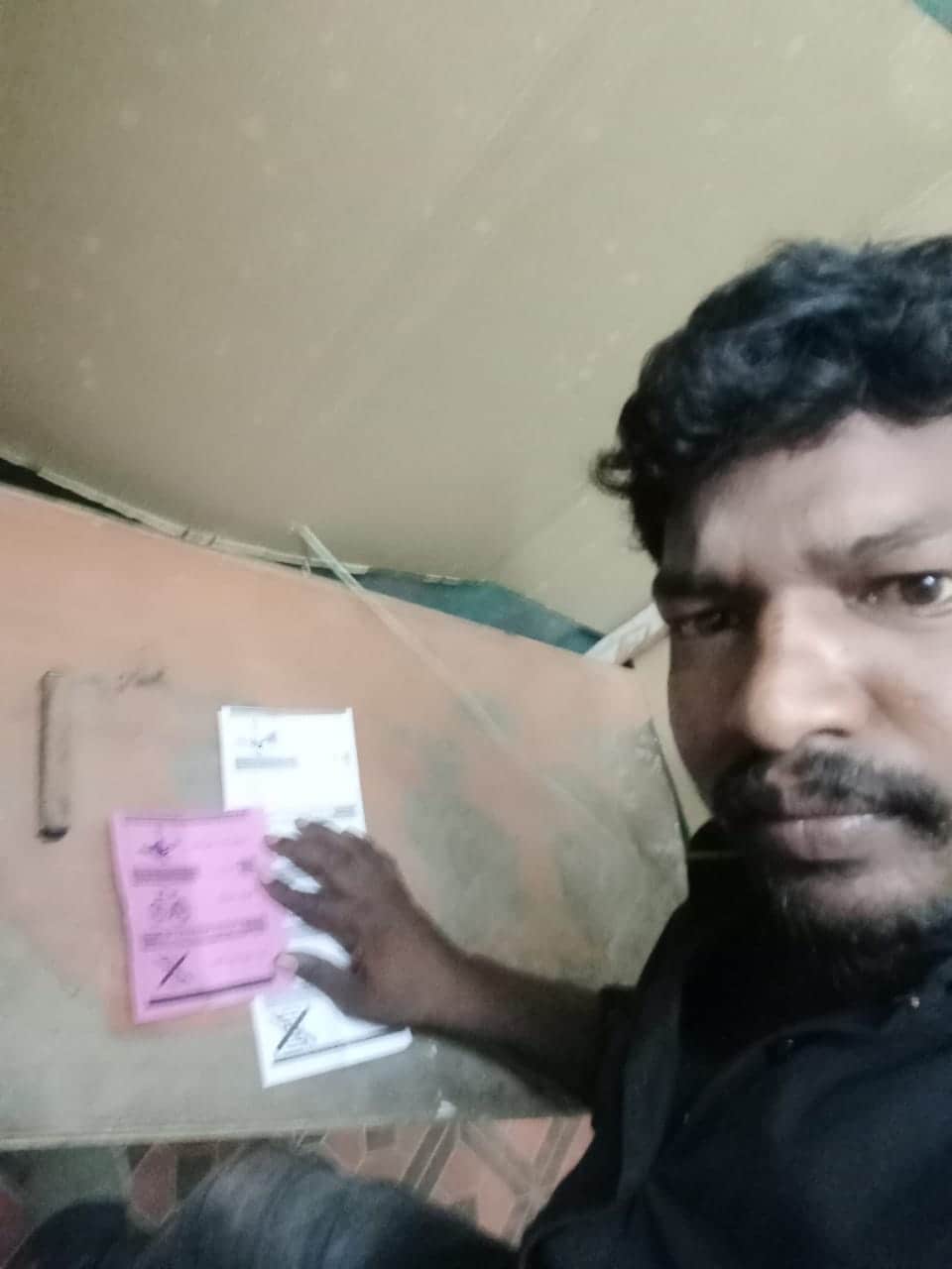  యువకులు సెల్ఫీలు తీసుకుంటున్నా పోలింగ్ సిబ్బంది పట్టించుకోకపోవడంపై విమర్శలు వస్తున్నాయి.