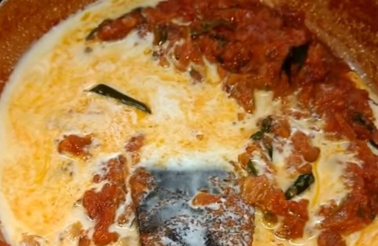  ఇప్పుడు కొబ్బరి పాలు 1 కప్పు వెయ్యాలి. (image credit - youtube)