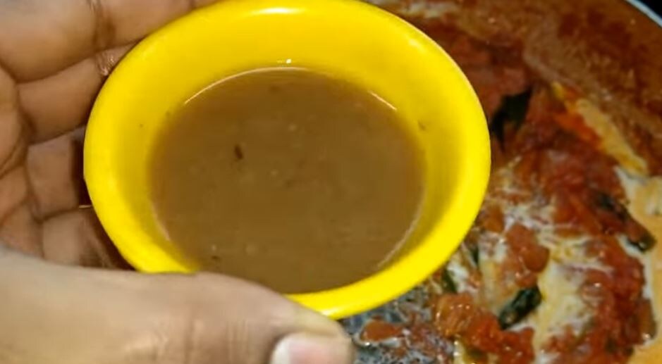  చింతపండు రసం 1 టేబుల్ స్పూన్ వెయ్యాలి. (image credit - youtube)