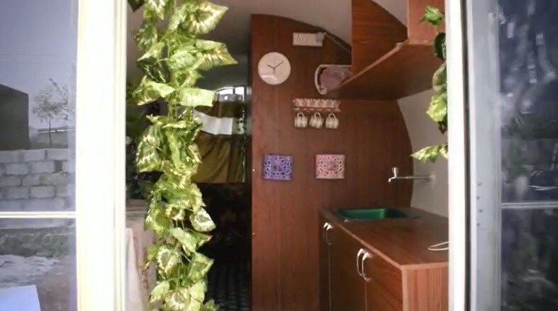  రెండు వేల మిల్లీమీటర్ల వ్యాసం కలిగిన కాంక్రీట్‌ పైపు (తూము)లో 120 చదరపు అడుగుల విస్తీర్ణంలో ఓపాడ్స్‌ లేదా మైక్రో ఇళ్లుగా పిలిచే ఇల్లును నిర్మించి ఔరా అనిపిస్తోంది.