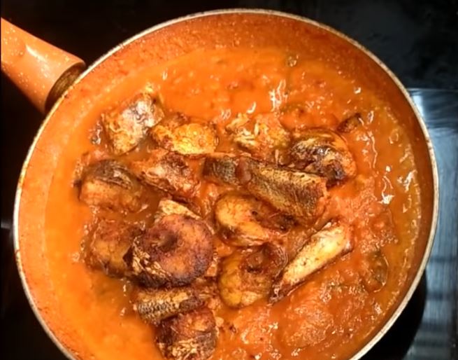  ఉడికిన తర్వాత చేప ముక్కలను వేసేయాలి. (image credit - youtube)