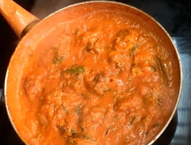  మంట సిమ్‌లో ఉంచి... ముక్కల్ని అప్పుడప్పుడూ తిరగేస్తూ... 20 నిమిషాలు ఉడకనివ్వాలి. (image credit - youtube)