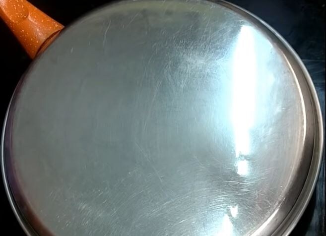  పైన మూత పెట్టి ఉడికిస్తూ... మధ్యమధ్యలో మూత తీసి... ముక్కల్ని తిరగేసి... మళ్లీ మూత పెట్టేస్తూ ఉండాలి. (image credit - youtube)