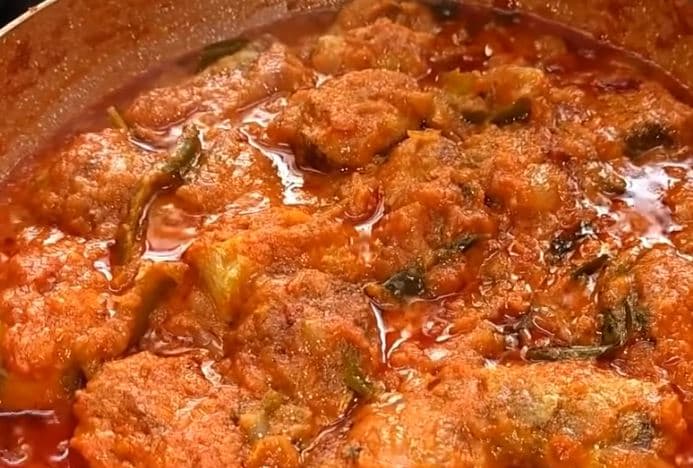  Fish Gravy recipe తయారీకి కావాల్సినవి: చేపముక్కలు 15, ఉప్పు కొద్దిగా, కారం 1 టేబుల్ స్పూన్, అల్లంవెల్లుల్లి పేస్ట్ 1 టీ స్పూన్, నూనె 2 టేబుల్ స్పూన్లు, (image credit - youtube)