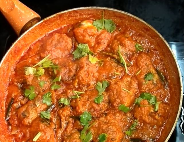  కర్రీపై కాస్త కొత్తిమీర చల్లుకోవాలి. ఈ కర్రీ నుంచి చక్కటి సువాసన, ఘుమఘుమలు వస్తూ చుట్టుపక్కల చాలా అపార్ట్‌మెంట్లకు వెళ్తుంది. అందరికీ నోరూరుతుంది. వాళ్లంతా మీ ఇంటికి వచ్చేస్తారు. (image credit - youtube)