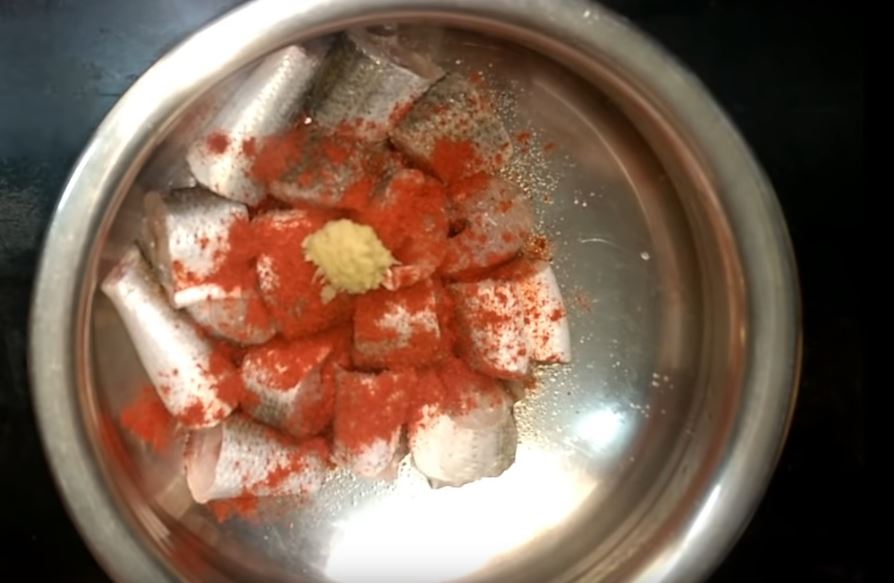  చేప ముక్కల్లో కొద్దిగా ఉప్పు, కారం 1 టేబుల్ స్పూన్, అల్లంవెల్లుల్లి పేస్ట్ 1 టీ స్పూన్ వెయ్యాలి. (image credit - youtube)