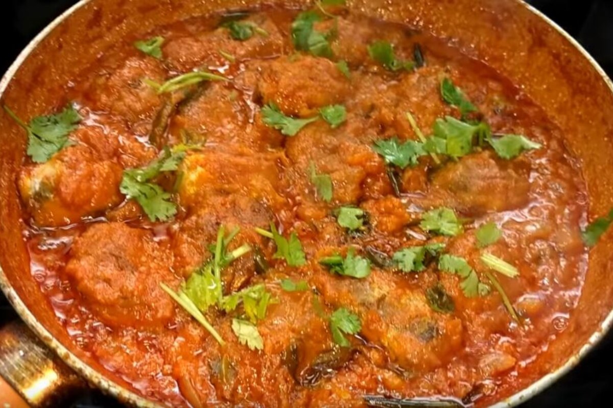  Fish Gravy recipe: గ్రేవీ కర్రీల్లో చేపల గ్రేవీ కర్రీ స్పెషలే వేరు. చూస్తుంటేనే తినేయాలనిపించేలా ఉంటుంది ఈ కర్రీ. ఇంటిల్లిపాదీ ఆనందంగా తినదగ్గ రెసిపీ ఇది. దీన్ని తయారుచేయడం తేలికే... కాకపోతే కొద్దిగా ఎక్కువ టైమ్ పడుతుంది. (image credit - youtube)