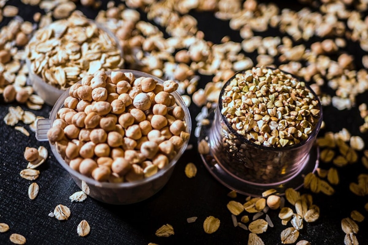  Whole grains (తృణ ధాన్యాలు): గోధుమలు, ఓట్స్, మొక్కజొన్న, బ్రౌన్ రైస్, క్వినోవా, బార్లీ ఇవన్నీ ఫైబర్ బాగా ఉండేవే. అందువల్ల వీటిని మీ డైట్‌లో చేర్చుకోవాలి. (image credit - twitter)