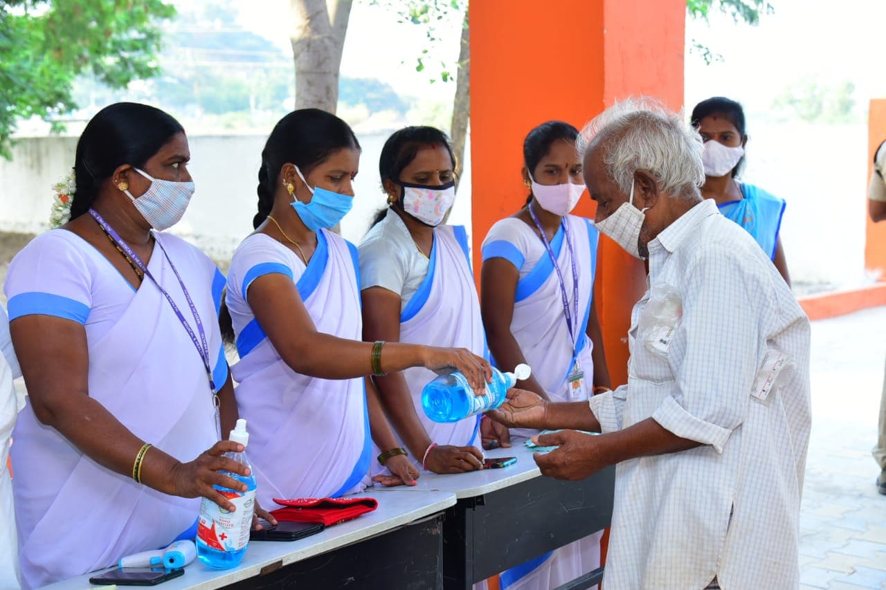  మాస్కు ఉంటేనే ఓటర్లను లోనికి అనుమతిస్తున్నారు. అలాగే పోలింగ్ కేంద్రాల వద్ద శానిటైజర్లు ఏర్పాటు చేశారు.