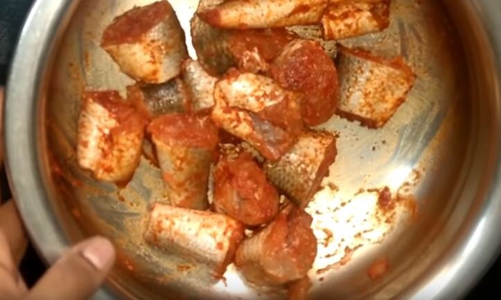  ఇప్పుడు ఈ మసాలా మొత్తం చేపముక్కలకు బాగా అంటుకునేలా... మెల్లగా కలపాలి. వాటిని అరగంటపాటూ పక్కన పెట్టాలి. (image credit - youtube)