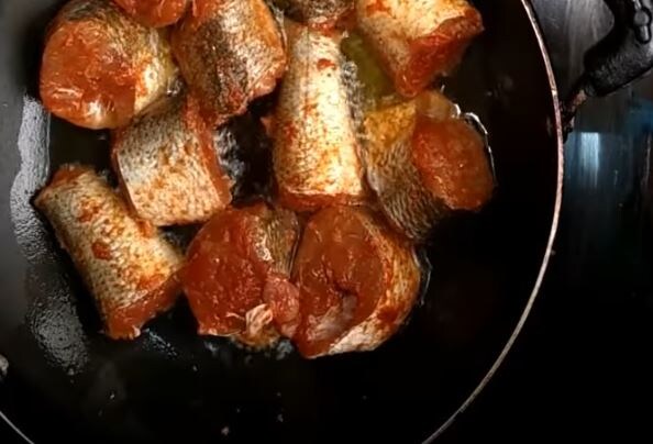  ఇప్పుడు ఓ ప్యాన్‌లో 2 టేబుల్ స్పూన్ల నూనె వెయ్యాలి. నూనె వేడి అయ్యాక... మీడియం ఫ్లేమ్ ఉంచి... చేప ముక్కలు వెయ్యాలి. (image credit - youtube)