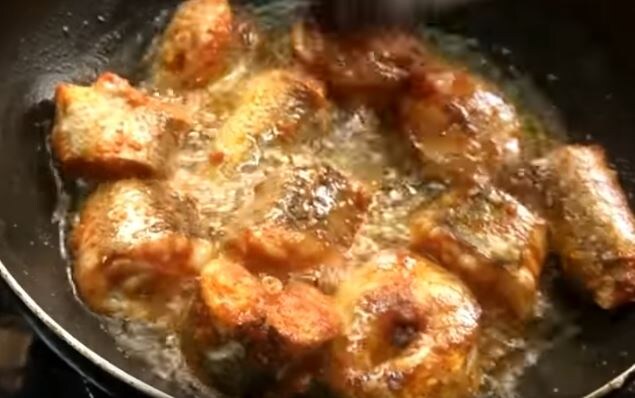  చేపముక్కల్ని అటూ ఇటూ తిప్పుతూ వేపాలి. ఫ్రై చెయ్యాలి. (image credit - youtube)