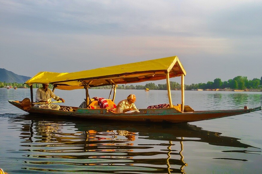  6. Day 3: మూడో రోజు ఉదయం శ్రీనగర్ నుంచి పహల్గమ్ బయల్దేరాలి. కుంకుమ పొలాలు, అవంతిపూర్ శిధిలాలు చూడొచ్చు. అక్కడి ప్రకృతిని ఆస్వాదించొచ్చు. బేతాబ్ వ్యాలీ, చందన్‌వారీ, అరు వ్యాలీ కూడా చూడొచ్చు. సాయంత్రం తిరిగి శ్రీనగర్ చేరుకోవాలి. రాత్రికి శ్రీనగర్‌లోనే బస చేయాలి. (ప్రతీకాత్మక చిత్రం)