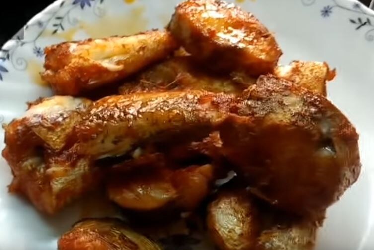  ఫ్రై అయిన చేప ముక్కల్ని ఓ ప్లేట్‌లోకి తీసుకొని పక్కన పెట్టాలి. (image credit - youtube)