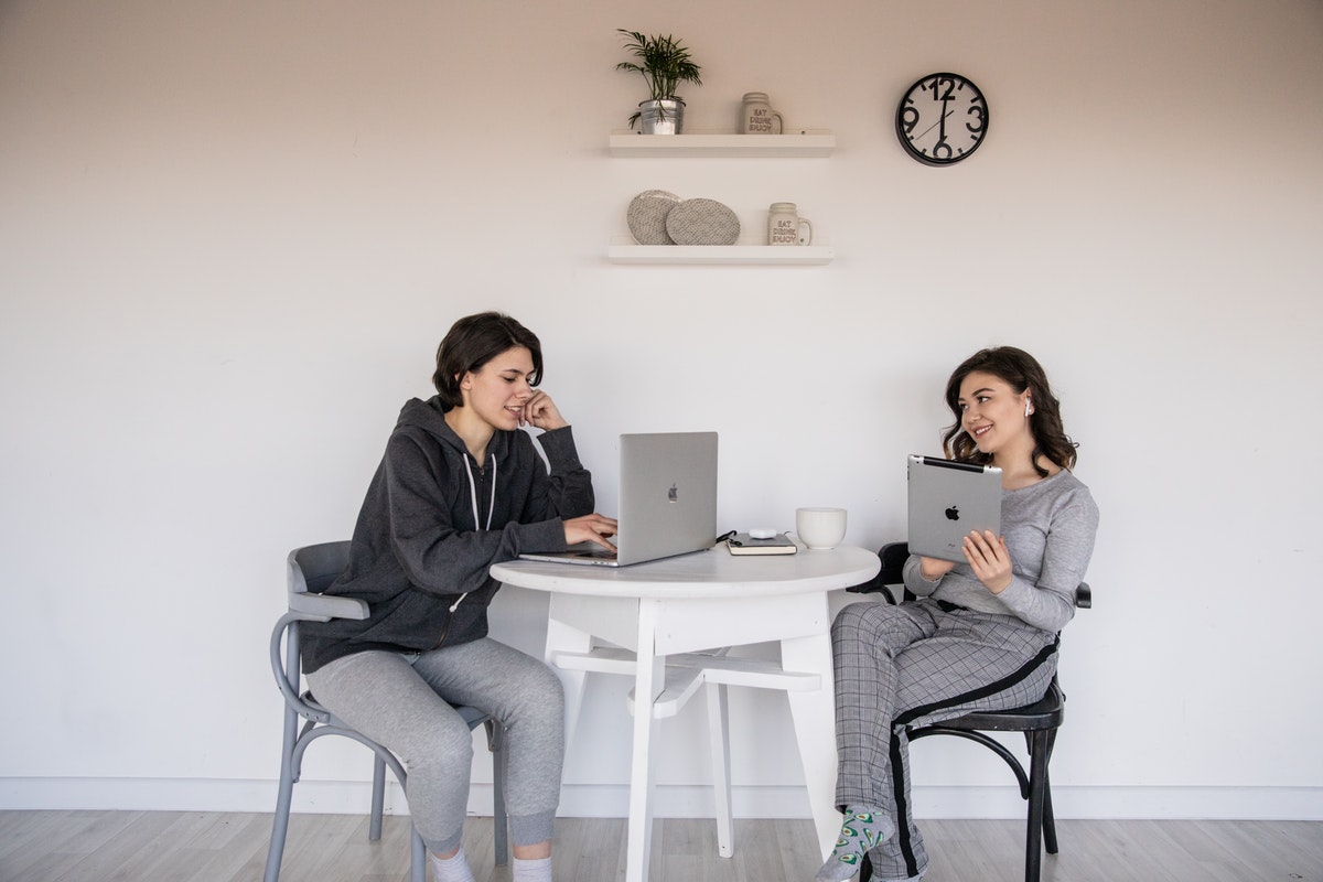  ముందుగా సెపరేట్ గదిని ఎంపిక చేసుకోవాల్సి ఉంటుంది. అందులో ఉక్కపోత లేకుండా చూసుకోవాలి. టైం కి ఆహారం తీసుకోవాలి. పనిలో పడి ఆహారం తీసుకోవడం మరిచిపోవద్దు. వేళకు ఆహారం తీసుకోవాలి. తినే ఆహారం లైట్ గా ఉండాలి. ఎక్కువగా కారం, పులుపు, నూనె వేపుళ్లు తీసుకోరాదు. అలా తీసుకుంటే మెదడు చురుకుదనం కోల్పోయే ప్రమాదం ఉంది.