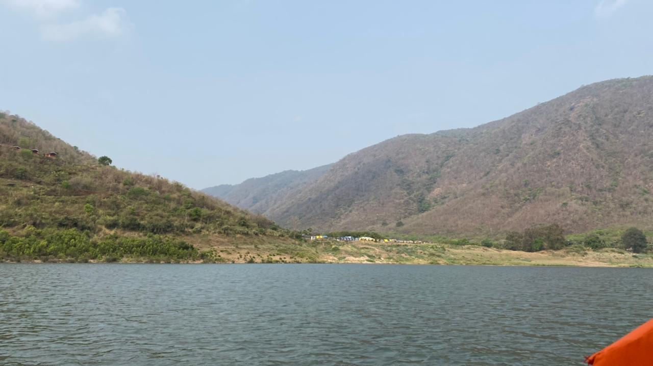  పాపికొండలు టూర్ కోసం పర్యాటక శాఖ పలు ప్యాకేజీలు అమలు చేస్తోంది. ఇందులో ఒకరోజు, రెండు రోజులకు ప్రత్యేకమైన ప్యాకేజీలున్నాయి. ఈ టూర్ ను ముందుగా ఆన్ లైన్లో www.papikondalu.in వెబ్ సైట్ ద్వారా బుక్ చేసుకోవాల్సి ఉంటుంది.