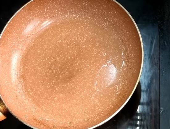  ఇప్పుడు మరో ప్యాన్‌లో నూనె 1 టేబుల్ స్పూన్ వెయ్యాలి. వేడి చెయ్యాలి. (image credit - youtube)