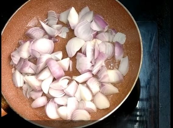  3 ఉల్లిపాయల ముక్కలను నూనెలో వెయ్యాలి. (image credit - youtube)