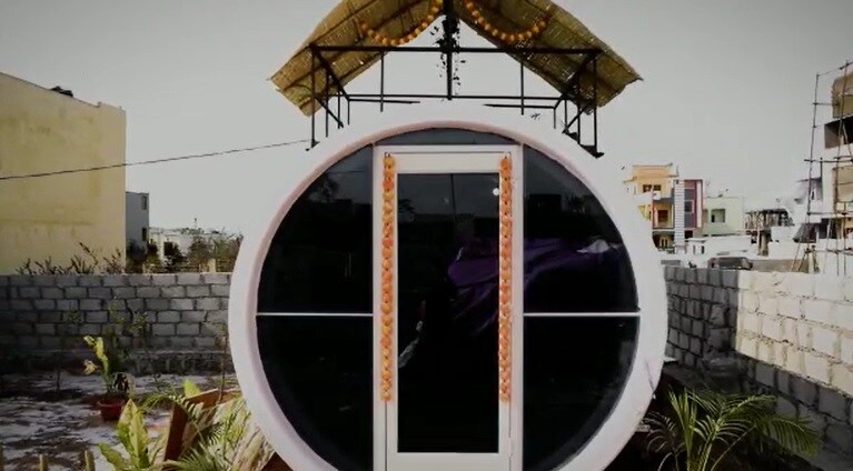  నూతన ఆవిష్కరణలను టీఆర్ఎస్ ప్రభుత్వం ఎల్లప్పుడూ ప్రోత్సహిస్తోందన్నారు ఎమ్మెల్సీ కల్వకుంట్ల కవిత. తక్కువ ఖర్చుతో సిమెంట్ పైపుల్లో ఇండ్లను నిర్మిస్తున్న యువతి పేరాల మానస రెడ్డిని ఎమ్మెల్సీ కవిత అభినందించారు.